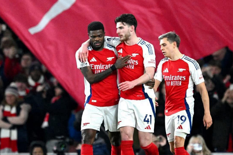 Arsenal đang tự làm hại mình vì phụ thuộc vào bóng chết?