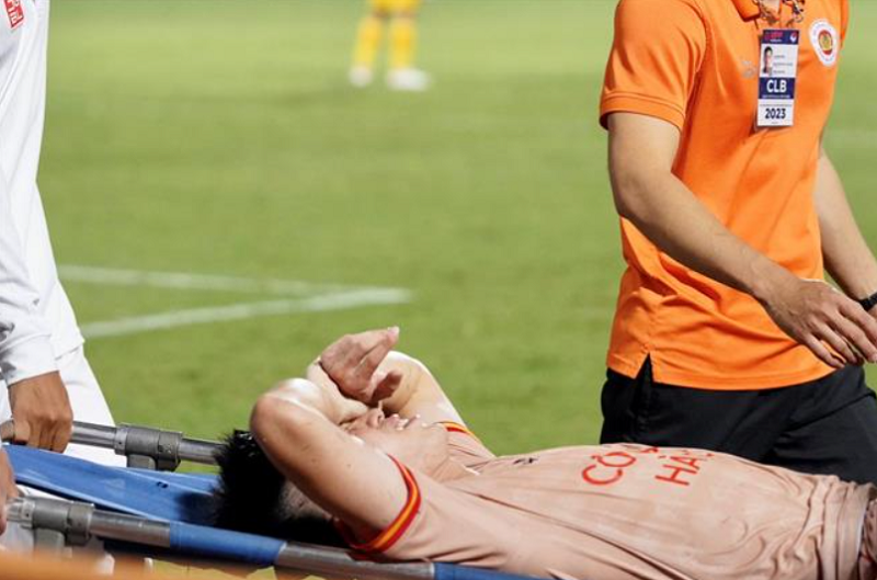 sao-dt-viet-nam-chan-thuong-nghiem-trong-khien-hlv-kim-sang-sik-lo-lang