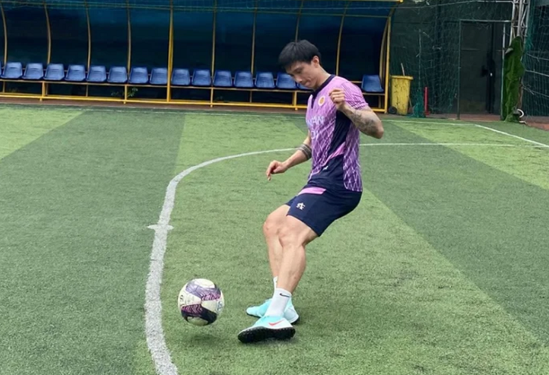 Văn Hậu tái xuất sân tập sau gần hai năm: Ánh sáng cuối đường hầm